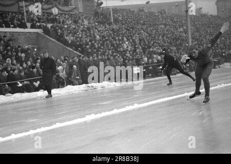 Tatsächlich 4-6-1947: WC auf EisskatingBoil für 10 Sekunden. Die Eiskunstlauf-Weltmeisterschaft 1947 verlief im Stil aller vorherigen großen Rennen dieses Jahres. Der Höhepunkt waren zweifellos die 10.000 Meter, auf denen Sverre Farstad aus Trønder gegen Finn Lassi Parkkinen kämpfte. Die Haupttribüne war während des gesamten Rennens voller Spannung, aber die trønder konnte Parkkinen nicht festhalten. Farstad verbrachte genau 10 Sekunden zu viel und wurde finnischer Weltmeister. Foto: Aktuell/NTB ***FOTO NICHT VERARBEITET*** Stockfoto