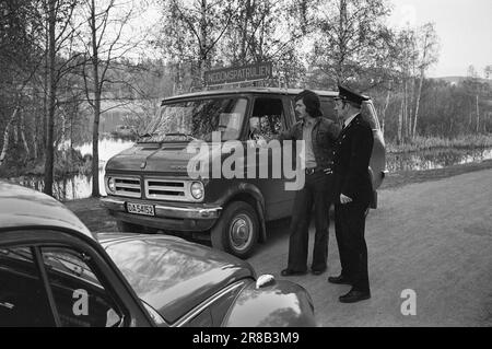 Tatsächlich 22 - 2 - 1974: DUS mit der Police Die Bezirkspolizei ist ein seltsames Phänomen, das als eine Art Pufferzone zwischen dem gewöhnlichen Polizisten und dem Jungen auf der Straße agiert. Der Zweck besteht in erster Linie darin, Verbrechen zu verhindern. Current ist bei den Offizieren Helge Løhren und Lars Stubstad. Foto: Ivar Aaserud / Aktuell / NTB ***FOTO NICHT ABGEBILDET*** Stockfoto