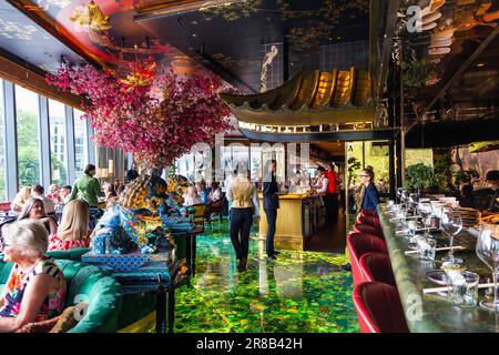 Farbenfrohes Interieur im asiatischen Stil des Ivy Asia St Pauls, London, England, Großbritannien Stockfoto