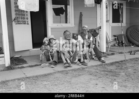 Aktuell 28 - 4 - 1974: Vom Strand geworfen Married Ehepaar Ada Haug und Odd Grythe reisen vom Campingplatz zum Campingplatz und stellen TV-Material her. Es gibt Live-Übertragungen. Aber sie erfordern auch umfangreiche Vorbereitungsarbeiten. Ab und zu wird es ein bisschen Urlaub geben. Der Hund Pia ist auch da. Kristian, Martin, Odd Grythe und Ada Haug wurden von Little Tom besucht. Für die Kinder ist im Fußball viel los. Es gibt auch etwas Eis. Foto: Ivar Aaserud / Aktuell / NTB ***FOTO NICHT ABGEBILDET*** Stockfoto