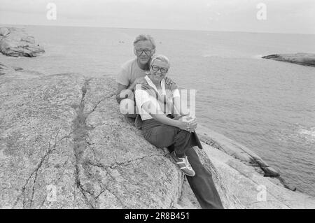 Aktuell 28 - 4 - 1974: Vom Strand geworfen Married Ehepaar Ada Haug und Odd Grythe reisen vom Campingplatz zum Campingplatz und stellen TV-Material her. Es gibt Live-Übertragungen. Aber sie erfordern auch umfangreiche Vorbereitungsarbeiten. Foto: Ivar Aaserud / Aktuell / NTB ***FOTO NICHT ABGEBILDET*** Stockfoto