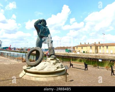 Lowestoft, Suffolk - 19. Juni 2023 : Denkmal für die Rettungsbooter der Stadt. Geformt von Dominic J. Marshall, Jahr 2000. Stockfoto