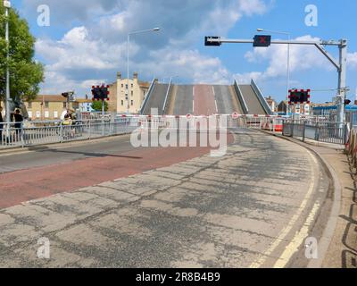 Lowestoft, Suffolk - 19. Juni 2023 : die Bascule Bridge wurde angehoben, damit der Wasserverkehr den Hafen verlassen kann. Stockfoto