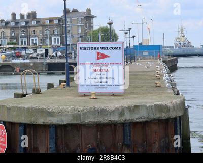 Lowestoft, Suffolk - 19. Juni 2023 : Besucher-Willkommensschild am Eingang des HAVEN Jachthafens. Stockfoto