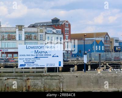 Lowestoft, Suffolk - 19. Juni 2023 : Eingang zum HAVEN Jachthafen mit dem Columbus Gebäude im Hintergrund sichtbar. Stockfoto