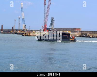 Lowestoft, Suffolk - 19. Juni 2023 : das Hochgeschwindigkeitsschiff Endeavour im Hafen. Stockfoto