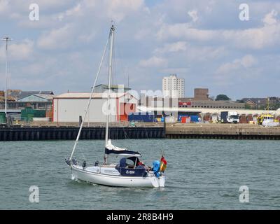 Lowestoft, Suffolk - 19. Juni 2023 : die Eish Segelyacht auf dem Weg zum Hafen. Stockfoto