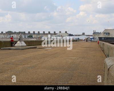 Lowestoft, Suffolk - 19. Juni 2023 : Angeln am leeren Pier Stockfoto