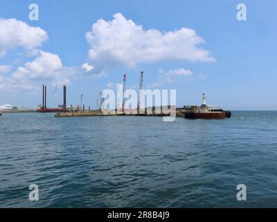 Lowestoft, Suffolk - 19. Juni 2023 : Hafeneingang und Baustelle. Stockfoto