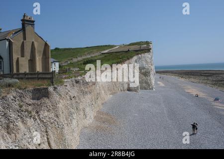 Die Küstenerosion als Haus ist in Beachy Head, East Sussex, Großbritannien, vom Zusammenbruch bedroht Stockfoto