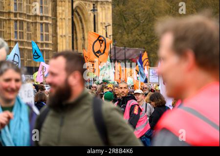 LONDON - 22. April 2023: Nehmen Sie am Rebellion-marsch Teil und lassen Sie sich von der massiven Präsenz von XR-Flaggen inspirieren, die die kollektive Nachfrage nach Dringlichkeit symbolisieren Stockfoto