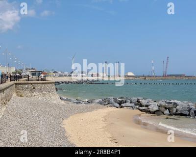 Lowestoft, Suffolk - 19. Juni 2023 : Blick vom Südstrand in Richtung Hafenbaustelle. Stockfoto