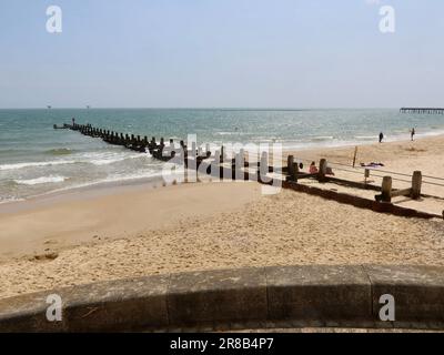 Lowestoft, Suffolk - 19. Juni 2023 : Meeresabwehr am Sandstrand Süd. Stockfoto
