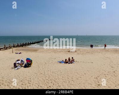 Lowestoft, Suffolk - 19. Juni 2023 : Gäste genießen den Abschlussball und den Sandstrand. Stockfoto