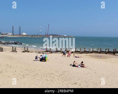 Lowestoft, Suffolk - 19. Juni 2023 : Gäste genießen den Abschlussball und den Sandstrand. Stockfoto