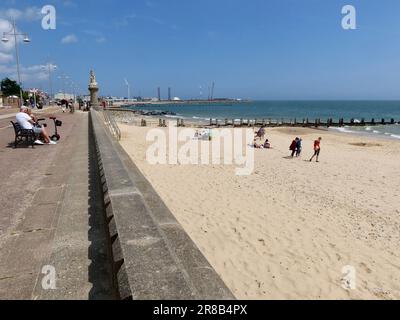 Lowestoft, Suffolk - 19. Juni 2023 : Gäste genießen den Abschlussball und den Sandstrand. Stockfoto