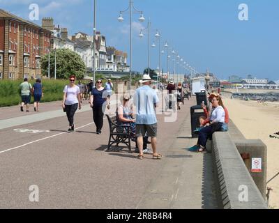 Lowestoft, Suffolk - 19. Juni 2023 : Gäste genießen den Abschlussball und den Strand. Stockfoto