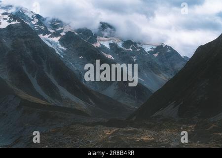 Ein malerischer Blick auf Mount Cook und Mount Sefton in Neuseeland. Stockfoto