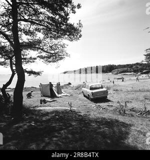 Derzeit 31-6-1960: Der Feiertag steht vor Tausenden von Menschen, die mit dem Auto oder Zelt in Urlaub fahren. Foto: Aage Storløkken / Aktuell / NTB ***FOTO NICHT VERARBEITET*** Stockfoto