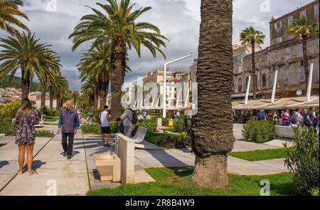 Split, Kroatien - 12 2023. Mai. Das historische Riva Ufer im Zentrum von Split, Kroatien. Neben Bars und Restaurants ist es bei Touristen beliebt Stockfoto