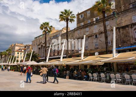 Split, Kroatien - 12 2023. Mai. Das historische Riva Ufer im Zentrum von Split, Kroatien. Neben Bars und Restaurants ist es bei Touristen beliebt Stockfoto