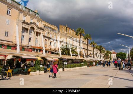 Split, Kroatien - 12 2023. Mai. Das historische Riva Ufer im Zentrum von Split, Kroatien. Neben Bars und Restaurants ist es bei Touristen beliebt Stockfoto