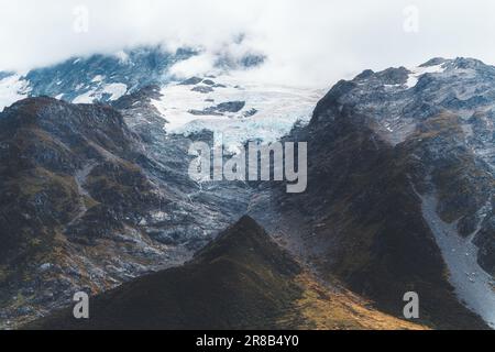 Ein malerischer Blick auf Mount Cook und Mount Sefton in Neuseeland. Stockfoto