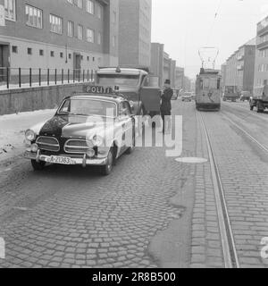 Aktuell 15-5-1960: Das dritte aufschlussreiche Auge die Polizei von Oslo fährt heutzutage in einem Auto mit sechs wachsamen Augen auf den Verkehr, zwei Polizisten und zwei automatischen Kameras. Mit Letzteren kann man nicht streiten. Über einen elektrischen Auslöser registrieren sie automatisch die Illegalitäten, nüchtern und zuverlässig. Ein Gerät nimmt Nahaufnahmen des Autos mit dem Kennzeichen auf, das andere nimmt das Übersichtsbild auf, das später dem Gericht präsentiert werden kann und hohe Anwaltskosten spart. "Ich habe nichts Verrücktes getan", ist die übliche Erzählung der Betrüger. Die Polizei muss nur von der Kamera erzählen Stockfoto