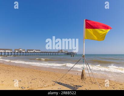 Schwimmsicherheits-Rettungsschwimmfahne, errichtet von der RNLI am Strand in Southwold, Suffolk. UK Stockfoto