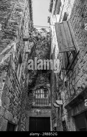 Historische Wohngebäude in der Altstadt von Split in Kroatien. Ein Bogen aus einem früheren Gebäude wurde von anderen Gebäuden umgebaut Stockfoto