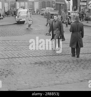 Strom 17-5-1960: Helfen Sie Blind. Tag und Nacht in ewiger Dunkelheit. Nur wenn das Sonnenlicht besonders stark ist, weiß er, was Licht ist. Dann flackert es irgendwo im Hinterkopf. Unangenehm, ohne Erfolg. Deshalb trägt er eine schwarze Brille, Bjørn Myrberg, einer der 4.000 Norweger, die nicht sehen können, einer von denen, die unsere Hilfe brauchen. Gibst du ihm einen anstrengenden Tag im Verkehr? Foto: Aage Storløkken / Aktuell / NTB ***FOTO NICHT VERARBEITET*** Stockfoto