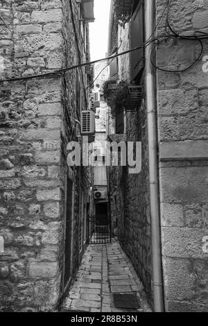 Historische Wohngebäude in einer ruhigen Seitenstraße in der Stadt Split in Kroatien Stockfoto