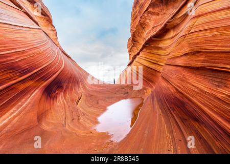 Wanderer standen am Rande der Welle in Kanab, Utah (Nordwesten) Stockfoto