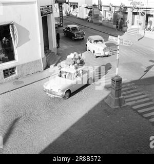 Derzeit 31-6-1960: Der Feiertag steht vor Tausenden von Menschen, die mit dem Auto oder Zelt in Urlaub fahren. Foto: Aage Storløkken / Aktuell / NTB ***FOTO NICHT VERARBEITET*** Stockfoto