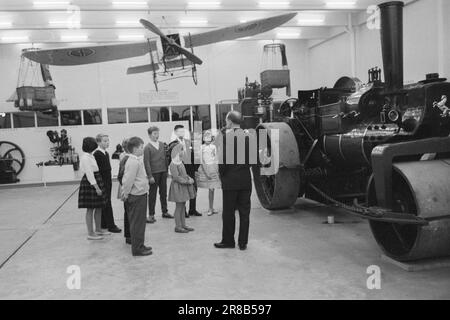 Actual 50-1-1960: Limonade und Kuchen unter Flugzeugen und Autos das Norwegische Museum für Technologie hat kürzlich etwas völlig Neues auf den Markt gebracht. Das Museum organisiert eine Geburtstagsparty mit alten Autos, seltsamen Flugzeugen und seltsamen Triebwerken. Für einen günstigen Preis können Geburtstagskinder ein Unternehmen haben, über das in der Jugendgruppe gesprochen wird. Eines Tages haben wir so eine Firma zusammengedrängt. Die kleine Wenche war ein Geburtstagskind und die Firma bestand ansonsten aus Jungen und Mädchen im Alter von 8 bis 14 Jahren. Foto: Ivar Aaserud / Aktuell / NTB ***FOTO NICHT ABGEBILDET*** Stockfoto