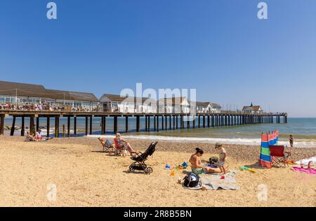 Southwold, Suffolk. UK. Juni 2023. Blick auf den Southwold Pier vom Strand. Stockfoto