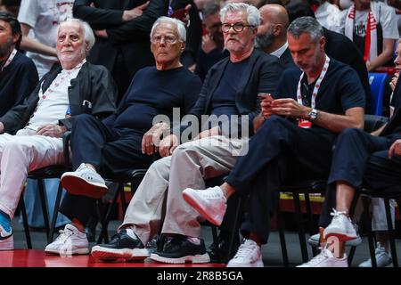 Giorgio Armani sieht während der LBA Lega Basket A Finals 2023 Spiel 5 zwischen EA7 Emporio Armani Milan und Virtus Segafredo Bologna im Mediolanum Forum. Endstand: EA7 Mailand 79 | 72 Virtus Bologna Stockfoto