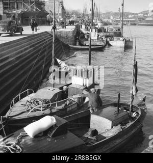 Tatsächlich 11 803-1-1947: Wiederaufbau in Kristiansund Kristiansund N. die auf Felsen und Bergen gebaute Stadt verschwand nach dem deutschen Bombenanschlag im Jahr 1940 in einem einzigen riesigen Feuer. Die Spuren sind fast gelöscht. Seit 7 Jahren leben sie in Baracken, so nah wie Hering in einem Fass. Noch sind nicht alle in die Stadt zurückgekehrt. Jetzt wird die Stadt wieder aufgebaut, aber es braucht Zeit. Glücklicherweise blieben die Kais nach dem Feuer stehen, und hier entfaltet sich das normale Leben der Stadt. Die Fischerboote aus dem ganzen Bezirk benutzen Kristiansund als Basis - aber die Stadt braucht mehr Trawler Stockfoto