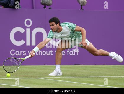 20. Juni 2023; Cinch Championships, Queens Club, West Kensington, London, England: Cinch Championships Queens Club, Tag 2; Carlos Alcaraz (ESP) mit einem Vorsprung auf Arthur Rinderknech (FRA) Stockfoto
