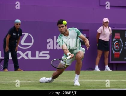 20. Juni 2023; Cinch Championships, Queens Club, West Kensington, London, England: Cinch Championships Queens Club, Tag 2; Carlos Alcaraz (ESP) mit einem Vorsprung auf Arthur Rinderknech (FRA) Stockfoto