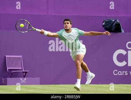 20. Juni 2023; Cinch Championships, Queens Club, West Kensington, London, England: Cinch Championships Queens Club, Tag 2; Carlos Alcaraz (ESP) mit einem Vorsprung auf Arthur Rinderknech (FRA) Stockfoto