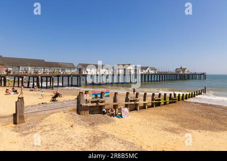 Southwold, Suffolk. UK. Juni 2023. Blick auf den Southwold Pier vom Strand. Stockfoto