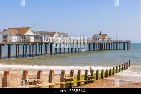 Southwold, Suffolk. UK. Juni 2023. Blick auf den Southwold Pier vom Strand. Stockfoto