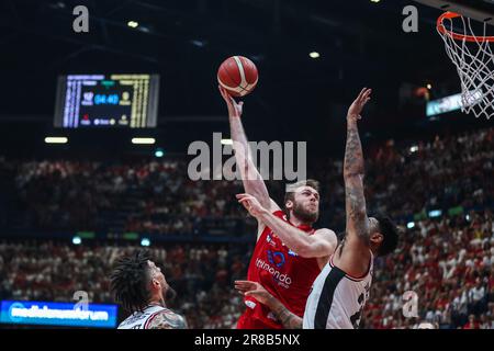 Nicolo Melli (L) #9 von EA7 Emporio Armani Milan in Aktion mit Jordan Mickey (R) #25 von Virtus Segafredo Bologna während der LBA Lega Basket A Finals 2023 Spiel 5 zwischen EA7 Emporio Armani Milan und Virtus Segafredo Bologna im Mediolanum Forum. Endstand: EA7 Mailand 79 | 72 Virtus Bologna Stockfoto