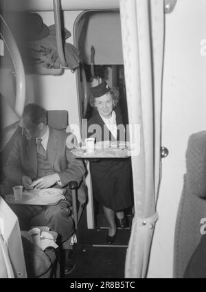 Derzeit 10-1947: Die fliegende Expressstrecke entlang Norwegens mit der fliegenden Hurtigrute auf der regulären Strecke, die im Juni eröffnet wird, startet jeden Morgen ein Flug von Tromsø und ein Flug von Stavanger, während einer in Reserve ist. Die Flugzeit beträgt etwa neun Stunden mit zusätzlichen Zwischenstopps in Bergen, Oslo, Trondheim, Brønnøysund/Sandnessjøen, Bodø und Harstad. Von Tromsø aus startet die Route Hammerfest–Vadsø–Kirkenes hodt mit anderen Flügen dreimal pro Woche. Die Fahrt Kirkenes–Oslo dauert daher zwei Tage mit dem fliegenden Hurtigruten. Jetzt vergeht etwa eine Woche. Komm schon Stockfoto