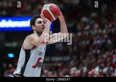 Alessandro Pajola #6 von Virtus Segafredo Bologna in Aktion während der LBA Lega Basket A Finals 2023 Spiel 5 zwischen EA7 Emporio Armani Mailand und Virtus Segafredo Bologna im Mediolanum Forum. Endstand: EA7 Mailand 79 | 72 Virtus Bologna Stockfoto