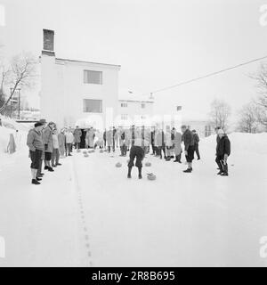 Aktuell 5-8-1960: Skifahren, Shows und Nachtclubs die Touristen dürfen keine Sekunde lang gelangweilt sein. Geilo begeistert mit Skifahren, Shows und Nachtclubs. Die Attraktionen reichen von einer Curlingbahn bis hin zum Dorftanz. Foto: Ivar Aaserud / Aktuell / NTB ***FOTO NICHT ABGEBILDET*** Stockfoto