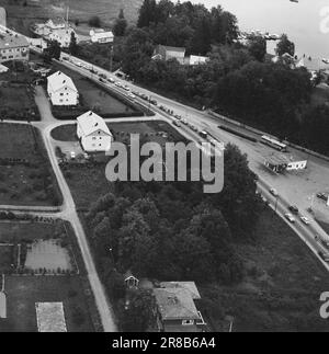 Stromstärke 30-5-1960: Das rasende Todesgrinsen hinter dem Steuer. Riesige Autokolossusen, wie Lokomotiven, fahren durch die dicht besiedelten Gebiete entlang der Straßen. Die Verkehrspolizei ist ständig auf der Suche und überwacht Schwertransporte mit Radar. Foto: Ivar Aaserud / Aktuell / NTB ***FOTO NICHT ABGEBILDET*** Stockfoto