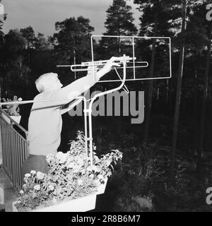 Aktuell 40-5-1960: Nie mehr schlafen Norwegens größter TV-Enthusiast Kjell Aukrust verbringt nun 23 Stunden am Tag vor dem Fernseher. In der letzten Stunde fährt er ein Auto. Er hat seine letzte Kraft während der Olympischen Spiele aufgebraucht. Ebenso ist dies seine bevorzugte Sprache: Nie mehr schlafen. Wenn er die Antenne nach Osten richtet, bekommt er Ton, aber keine Bilder. Im Westen bekommt er Bilder, aber keinen Ton. Foto: Aage Storløkken / Aktuell / NTB ***FOTO NICHT VERARBEITET*** Stockfoto