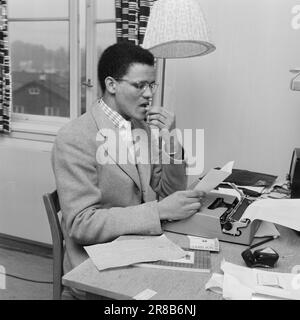 Aktuell 3-11-1960: Auf der Flucht vor Hass Südafrikas Gestapo verfolgte den 23-jährigen Hans Beukes aus einem einzigen Grund durch drei Länder: Er ist farbig. Aber Beukes entkam, und vom UN-Podium ließ er die ganze Welt auf ihn hören. Nach vielen Abenteuern fand er einen Zufluchtsort in Oslo. Foto: Aage Storløkken / Aktuell / NTB ***FOTO NICHT VERARBEITET*** Stockfoto